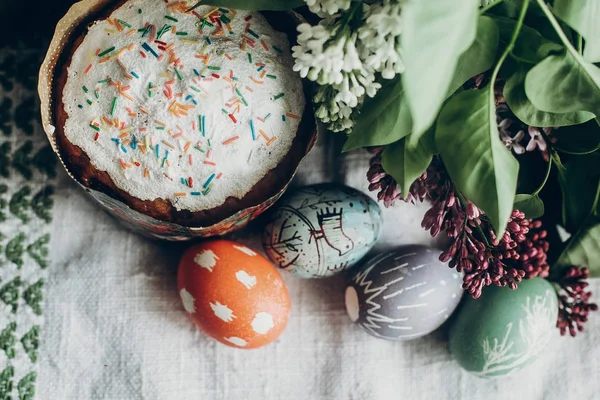 Pastel de Pascua y coloridos huevos decorados — Foto de Stock