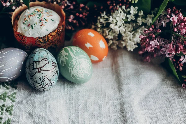 Paskalya kek ve renkli bir şekilde dekore edilmiş yumurta