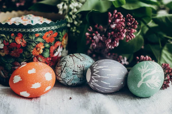 Пасхальный торт и красочные украшенные яйца — стоковое фото