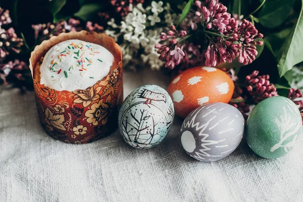 Easter cake and colorful decorated eggs — Stock Photo, Image