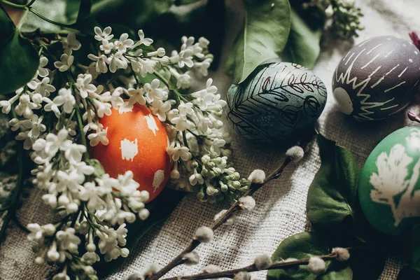 Húsvéti tojás, lila virágok — Stock Fotó