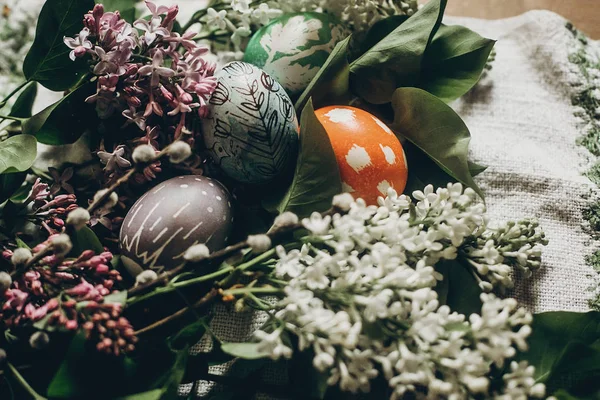 Paskalya yumurtaları Eflatun çiçekli