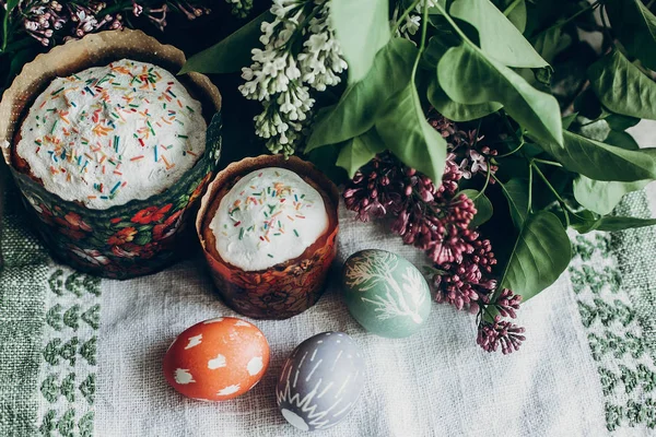 Pasen cakes en kleurrijke versierde eieren — Stockfoto