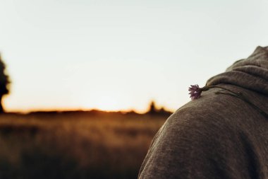 çocuklar omzunda Peygamber Çiçeği