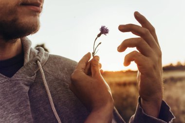 Peygamber Çiçeği holding eller