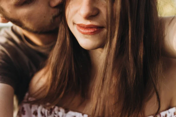 Man hugging and kissing girl — Stock Photo, Image