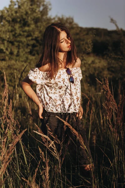 Mulher em pé no campo — Fotografia de Stock