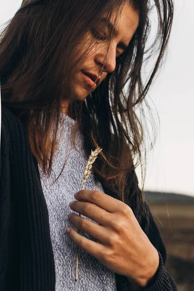 Mujer joven con trigo espigado —  Fotos de Stock