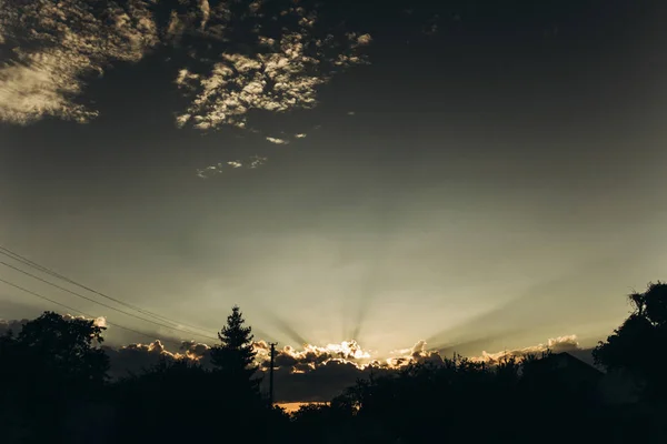 Bulutlar üzerinden günbatımı ışınları — Stok fotoğraf