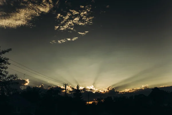 Dramatique incroyable coucher de soleil rayons lumineux — Photo