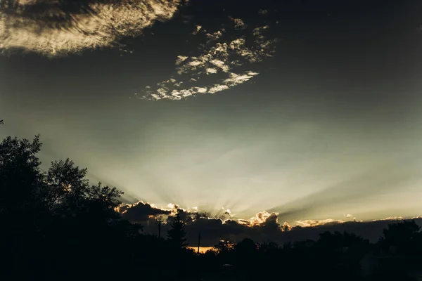 Rayos del atardecer a través de nubes — Foto de Stock