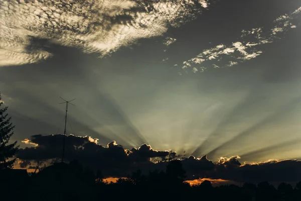 Dramatische Sonnenuntergang Lichtstrahlen — Stockfoto