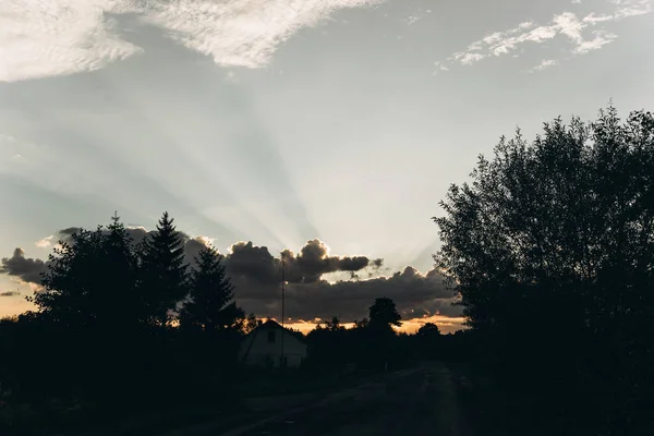 Dramatische Sonnenuntergang Lichtstrahlen — Stockfoto