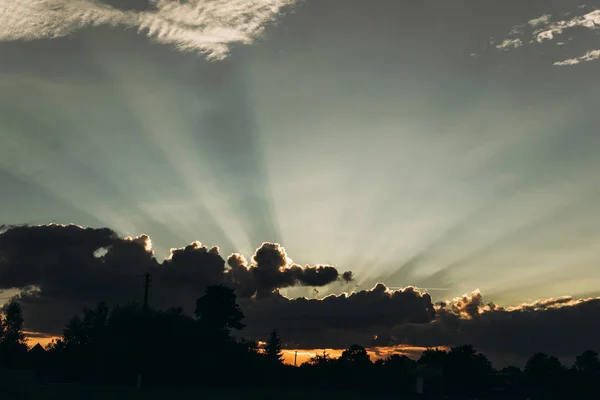 Sonnenuntergang Strahlen durch Wolken — Stockfoto