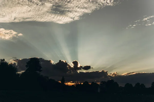 Dramatische Sonnenuntergang Lichtstrahlen — Stockfoto