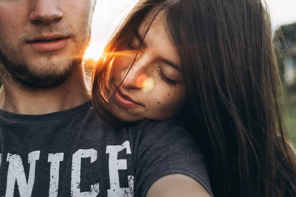 Paar knuffelen in de zonsondergang — Stockfoto