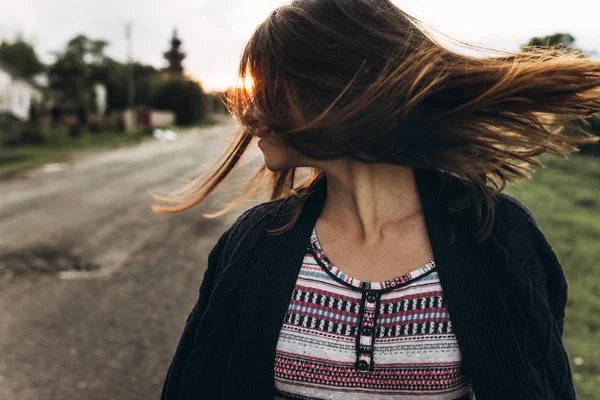 Mujer joven agitando el pelo —  Fotos de Stock