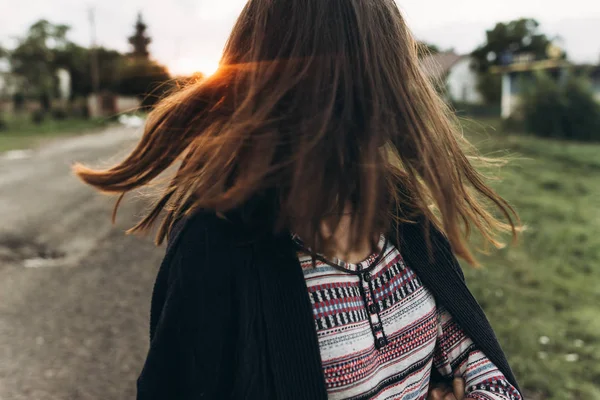 Jeune femme agitant les cheveux — Photo