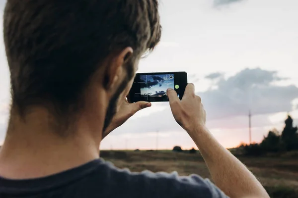 Hombre tomando fotos en el teléfono — Foto de Stock