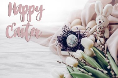 Paskalya tavşanı oyuncak ile tebrik kartı