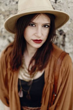 şapkalı hippi kız