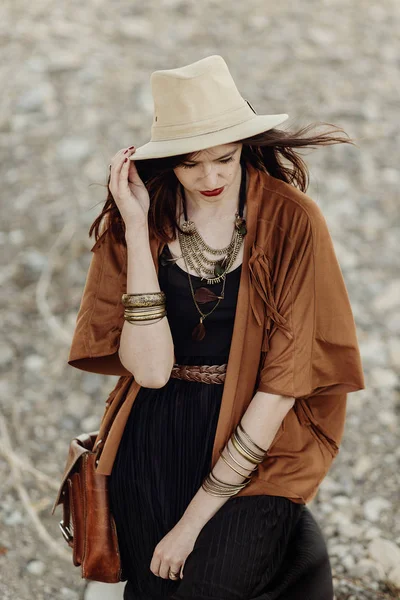 Girl posing near river beach — Stock Photo, Image