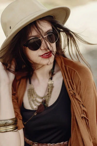 Mujer boho en gafas de sol —  Fotos de Stock