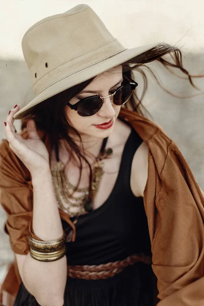 Woman in sunglasses holding hat — Stock Photo, Image