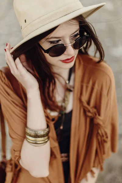 Menina em óculos de sol e boho chapéu — Fotografia de Stock