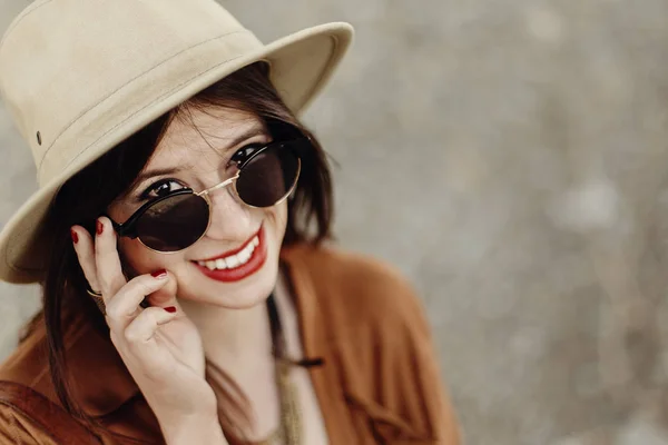 Jente i solbriller og hatt – stockfoto