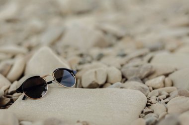 güneş gözlüğü taş yakın çekim