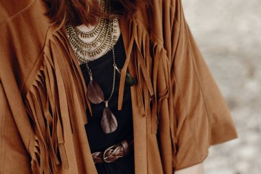fringe ceketi giyen kız