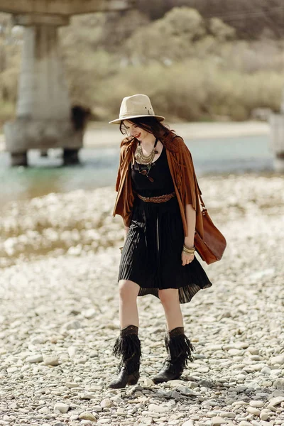 Girl posing on river beach. — Stock Photo, Image