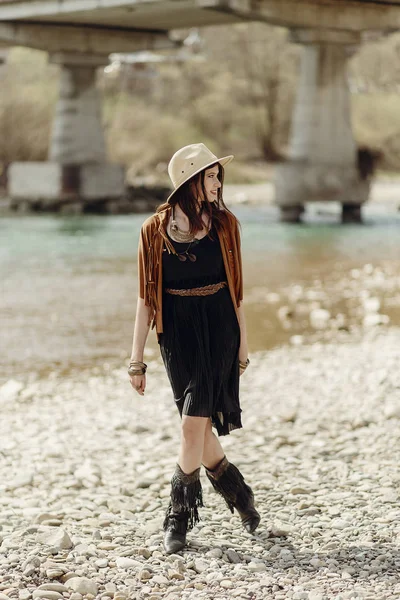 Woman walking on river beach. — Stock Photo, Image