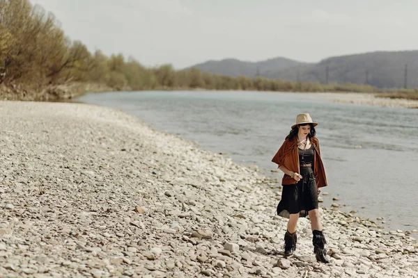 Viajero femenino caminando cerca del río — Foto de Stock