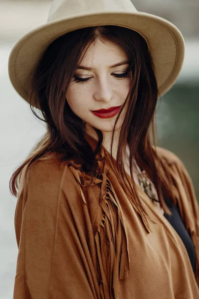 Hipster chica en sombrero — Foto de Stock