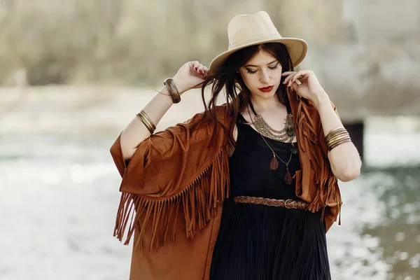 Woman posing in hat — Stock Photo, Image