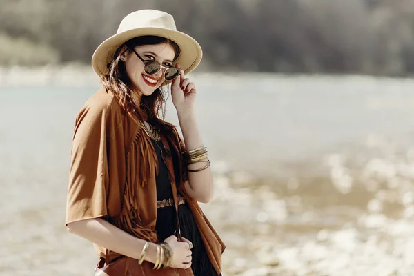 Женщина в солнечных очках в шляпе — стоковое фото