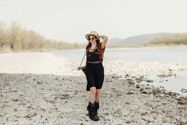 Girl walking on river beach — Stock Photo, Image