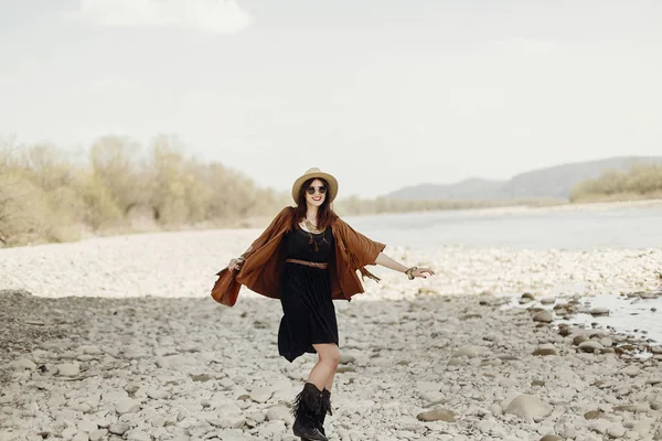 Girl walking on river beach — Stock Photo, Image