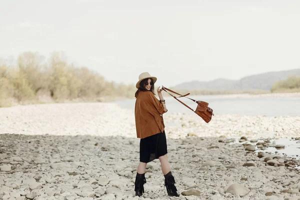 Girl walking on river beach — Stock Photo, Image