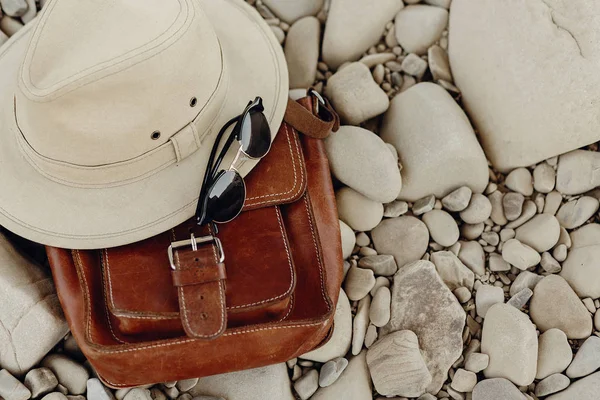 Okulary przeciwsłoneczne, kapelusz i skórzana torba — Zdjęcie stockowe