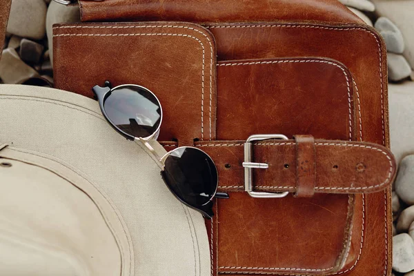 Sluneční brýle, klobouk a koženou tašku — Stock fotografie