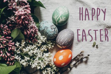 Paskalya yumurtaları ve Lila çiçek