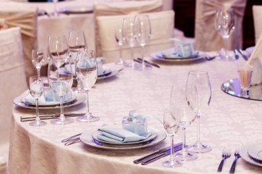 gözlük, peçete ve çatal bıçak takımı plakaları 