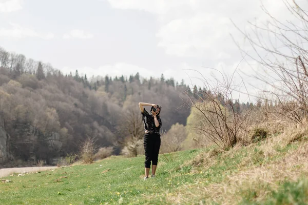 Mujer tomando fotografía de pie en el prado —  Fotos de Stock