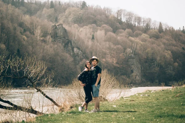 Mujer y hombre de pie cerca del río — Foto de Stock