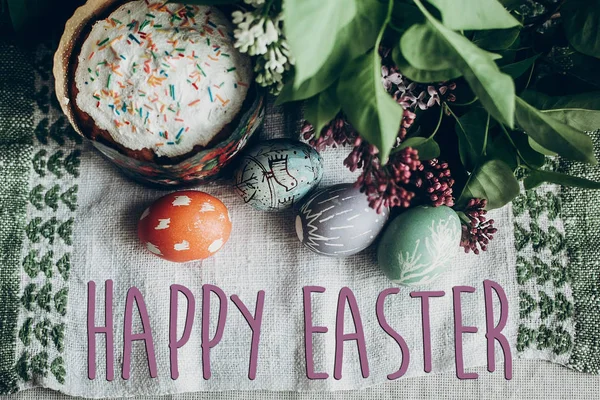 Feliz texto de Pascua, pastel y huevos — Foto de Stock