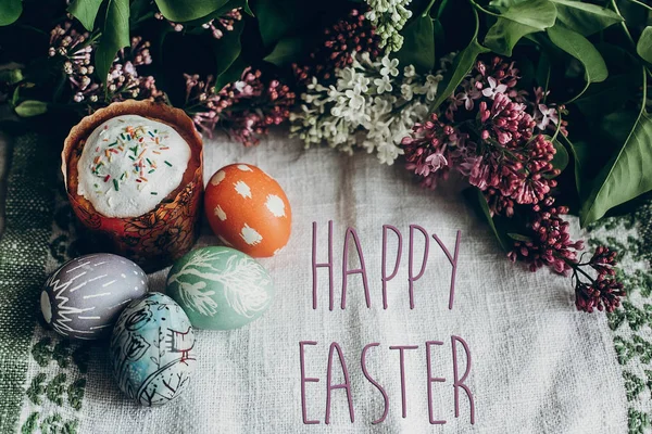 Happy easter text, cake and eggs — Stock Photo, Image