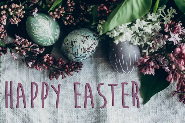 Easter eggs and lilac flowers — Stock Photo, Image